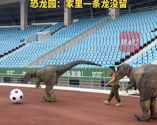 为助力常州首个奥体主场作战  ，常州恐龙园景区“恐龙战队”集体出差