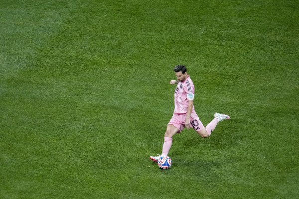 迫近历史第二！足坛定位球榜：儒尼尼奥77球 贝利70球 梅西68球⚽