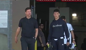 继续复盘!赛后阿隆索与居勒尔一起离开球场,边走边聊