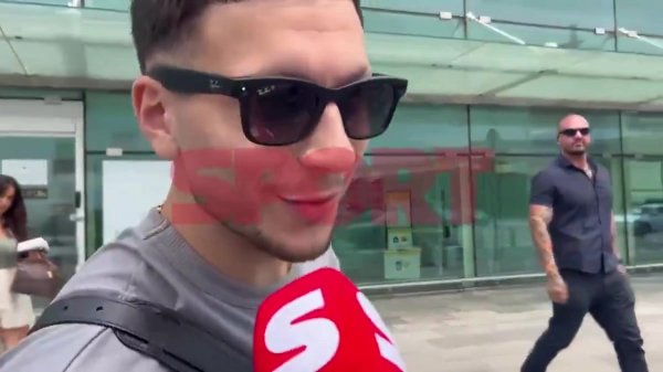19岁边锋巴德吉抵达巴塞罗那:非常高兴能与巴萨签约