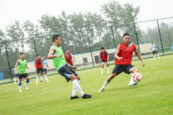 邂逅大雨中的“浪漫”🌧️⚽️不惧台风影响,申花大雨中练习