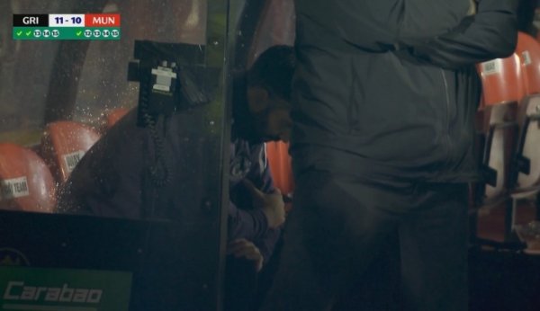 他甚至不敢看❗曼联罚球决胜  时，阿莫林一直低头坐在指导教练员席