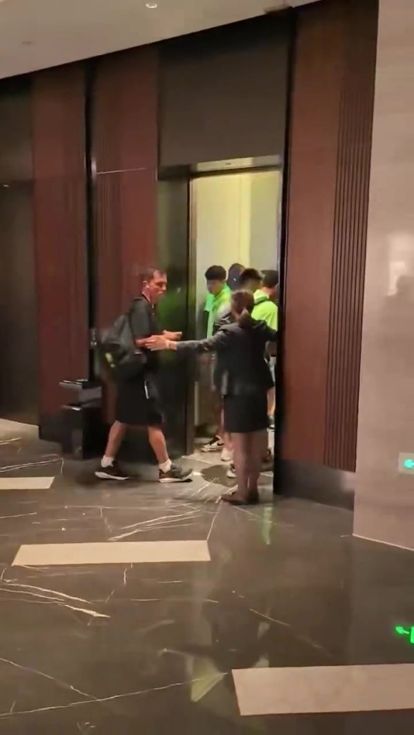 📹王刚张玉宁与球迷冲突全程:被挑衅后从电梯冲出来与球迷对喷