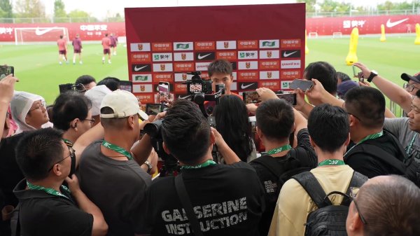 赛前一天训练直击，徐彬、李昊接受媒体采访。